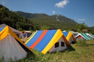 Gruppenunterkünfte im Zeltcamp 